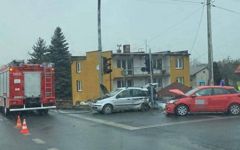 Karambol w Chełmku. Jeden z samochodów dachował – ZDJĘCIA!