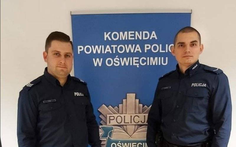 Policjanci wynieśli mężczyznę z zadymionego mieszkania