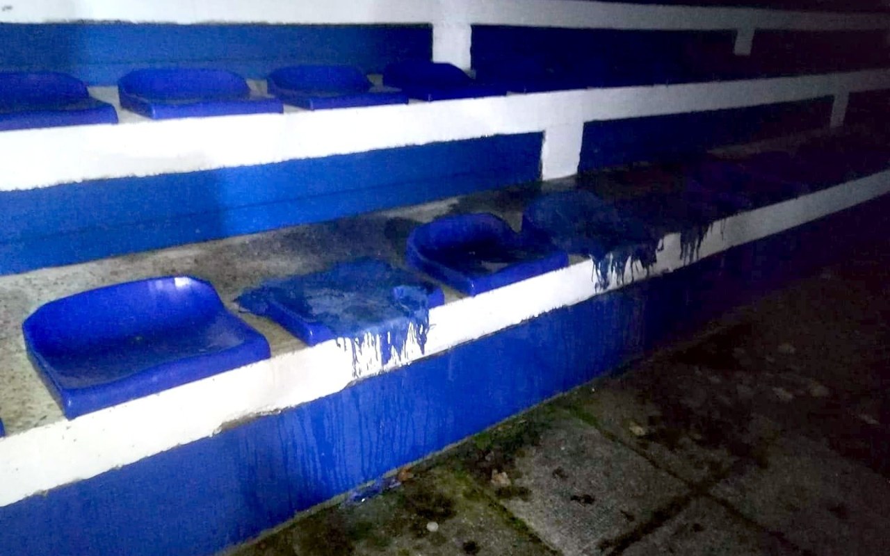 Nocny pożar w Nowej Wsi. Ktoś podpalił krzesełka na trybunie miejscowego LKS-u – ZDJĘCIA!