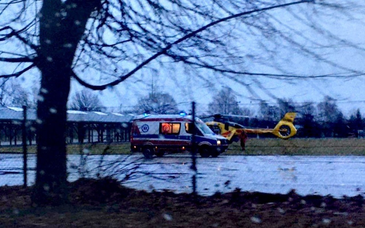 Potrącenie osoby w Kętach. Interweniował śmigłowiec LPR Ratownik 6