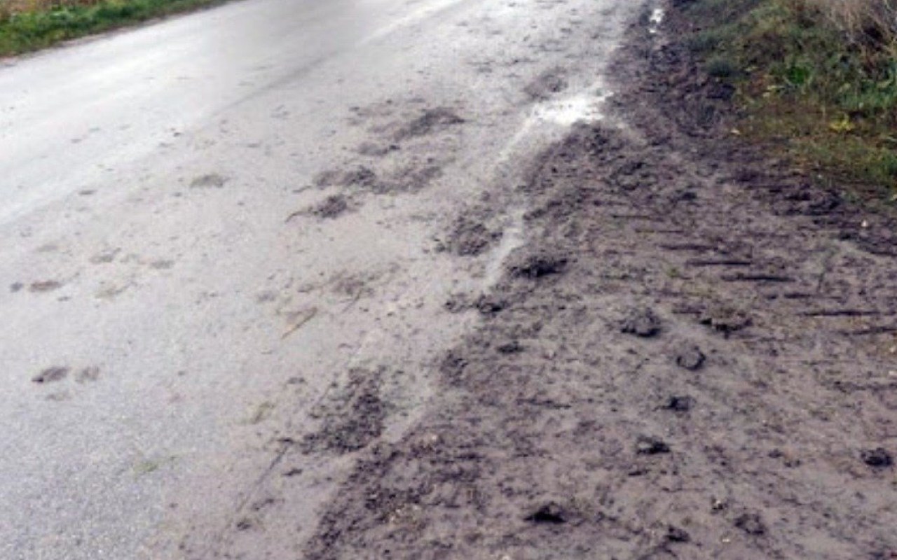 Traktor bez sprawnego licznika, zabrudził drogę krajową. Kierowca z mandatem