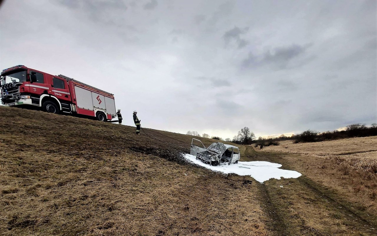 Pożar samochodu na wale wiślanym w Brzeszczach – ZDJĘCIA!