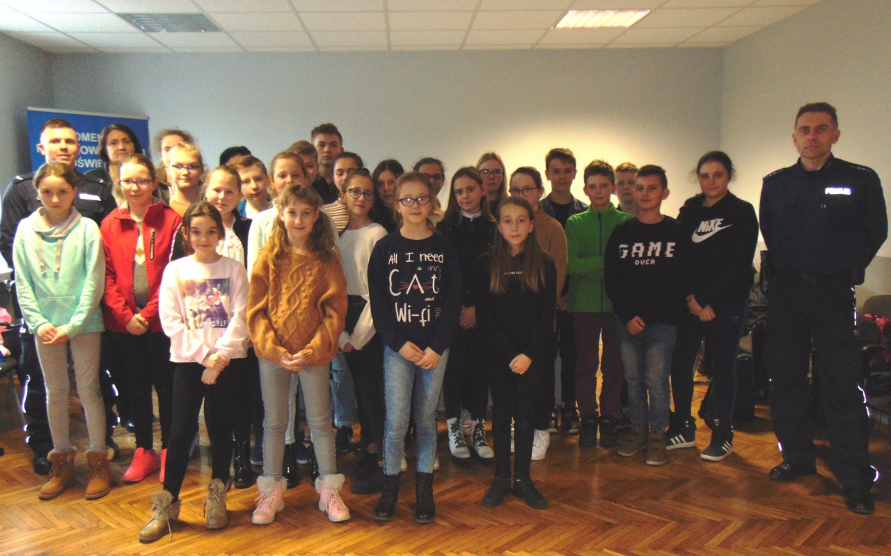 „Zagrożenia w sieci”.  Profilaktyczne spotkanie w oświęcimskiej komendzie Policji z uczniami  Szkoły Podstawowej w Laskowej