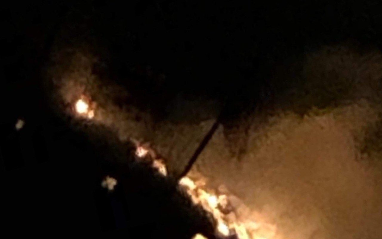 Pożar budynku w Brzezince. Płonie stara ferma drobiu