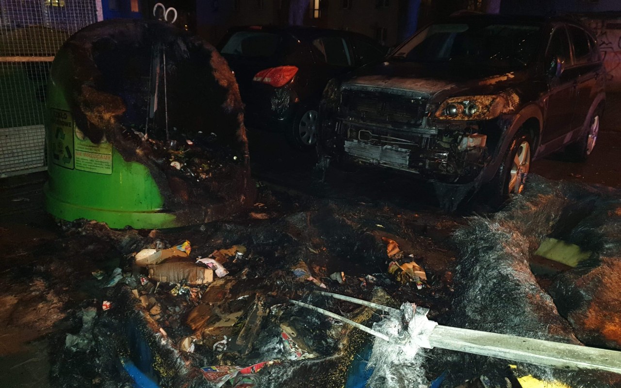 Seria podpaleń kontenerów. Od jednego z nich zajął się samochód osobowy – ZDJĘCIA, FILM!