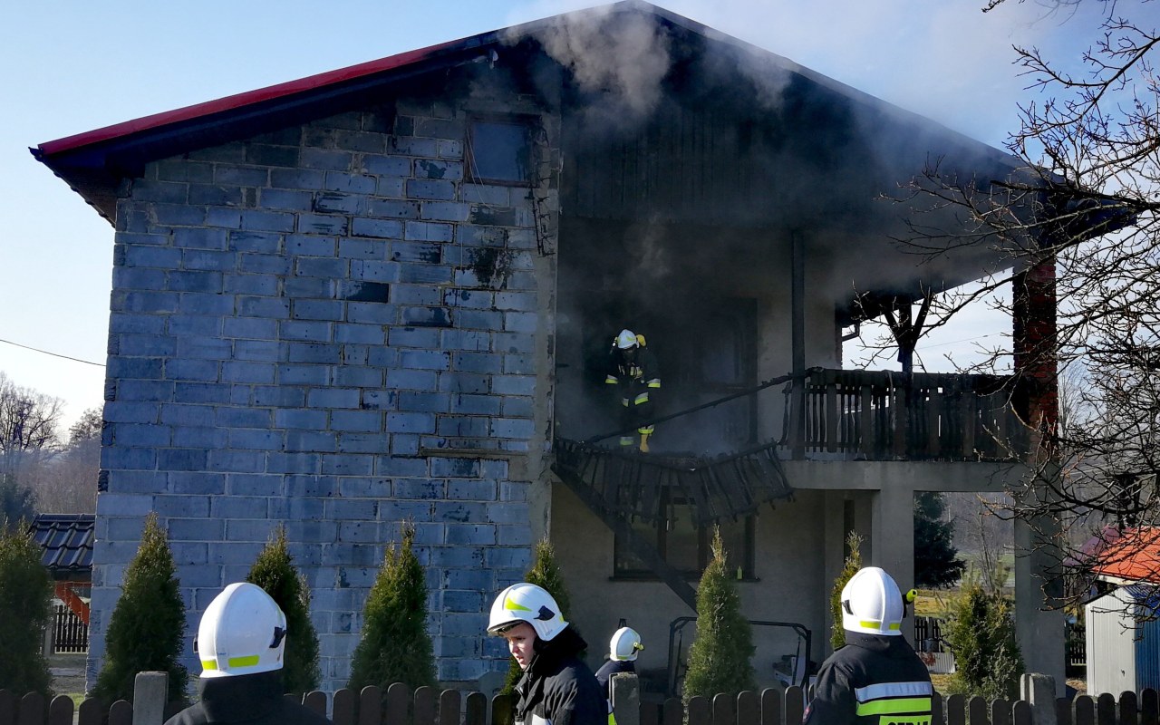 Pożar budynku mieszkalnego w Piotrowicach – FILM, ZDJĘCIA!