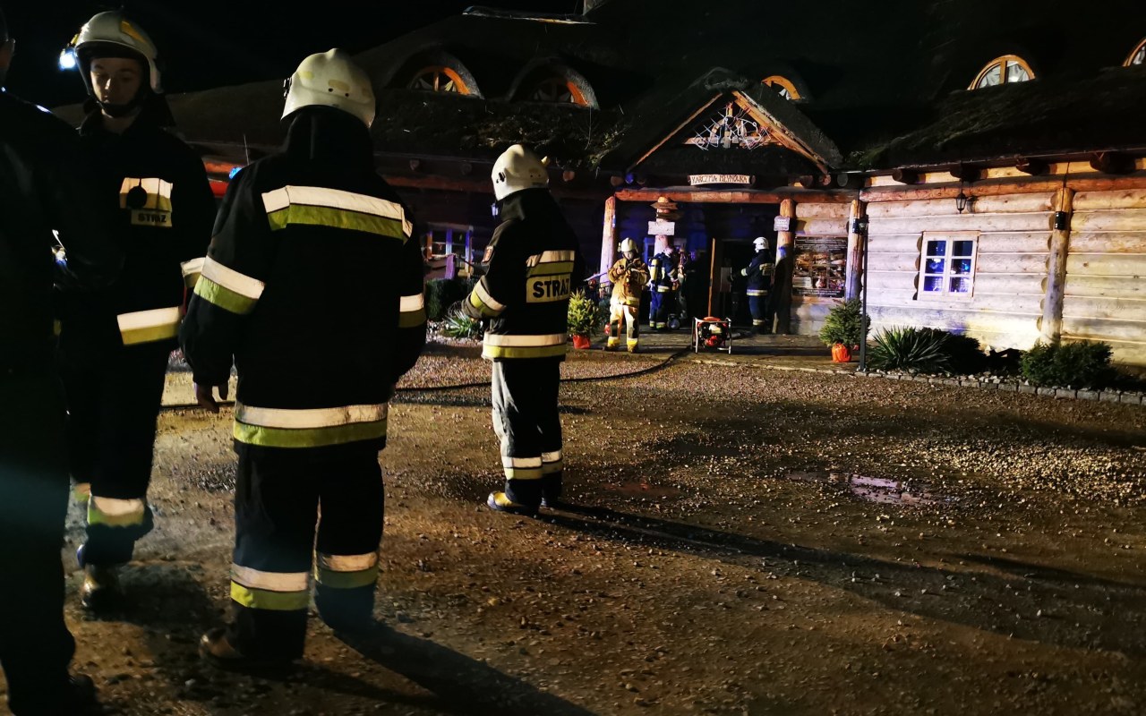 Zadymienie w restauracji w Łękach. Trwa akcja straży pożarnej – ZDJĘCIA!