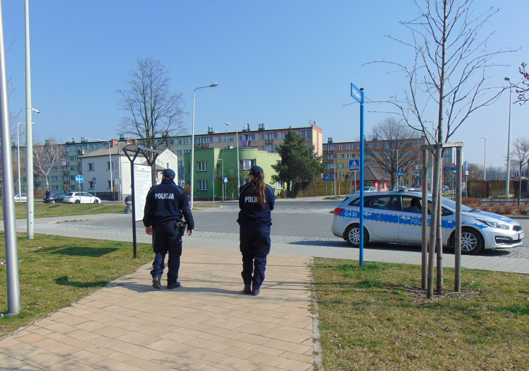 Policjanci czuwają nad bezpieczeństwem i apelują o stosowanie się do zaleceń związanych z przeciwdziałaniem epidemii koronawirusa