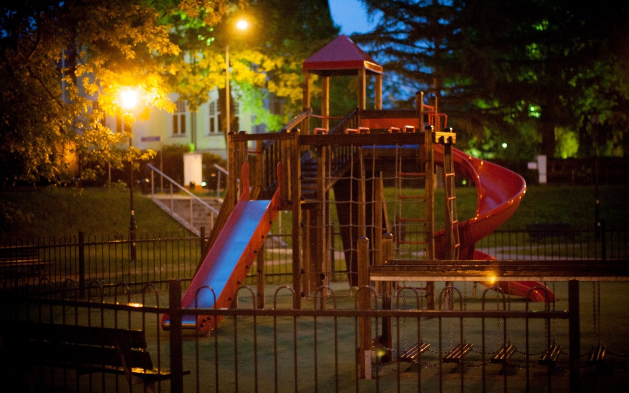 Grupy młodzieży zakłócały ciszę nocną oraz nieprzestrzegały wytycznych w związku z COVID-19. Na miejsce spotkań wybrali plac zabaw