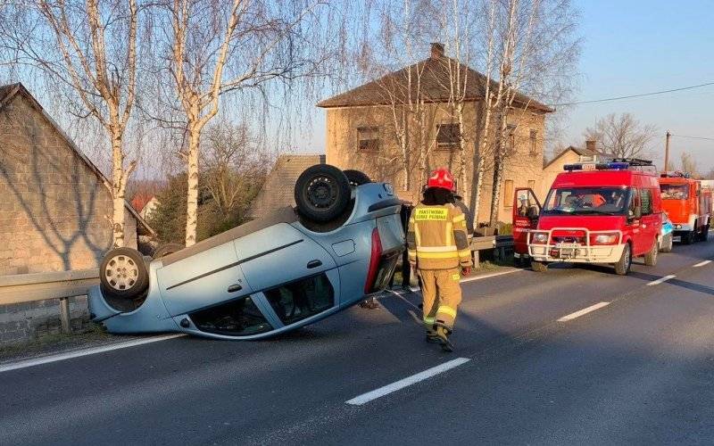 Rajd pijanego kierowcy zakończył się dachowaniem na krajówce – ZDJĘCIA!