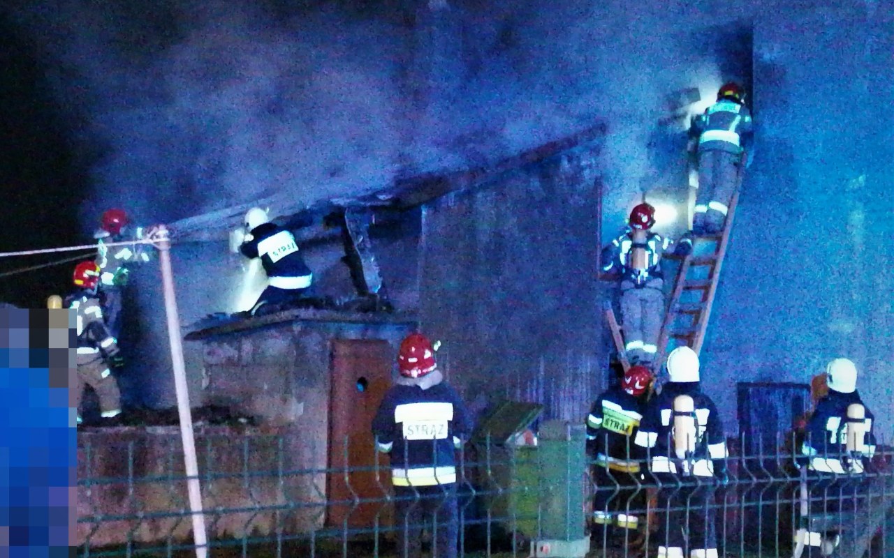Pożar w Bobrku. Strażacy gaszą budynek – ZDJĘCIA!