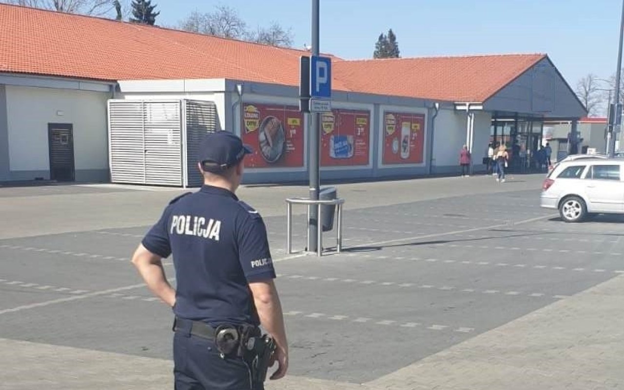 Policjanci przypominają jak robić przedświąteczne zakupy z zachowaniem bezpieczeństwa