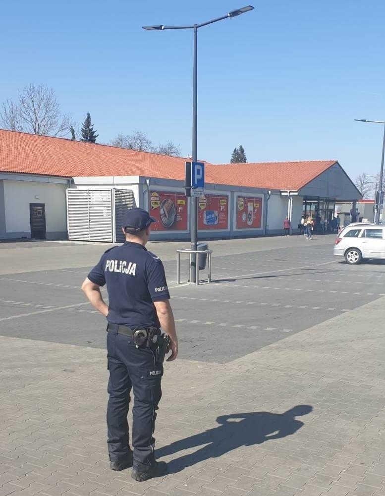 Policjanci przypominają jak robić przedświąteczne zakupy z zachowaniem bezpieczeństwa