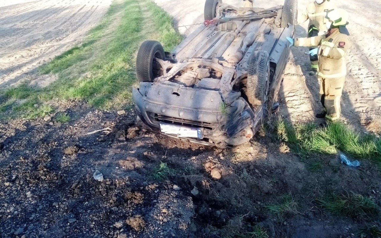 Policjant jadąc na służbę ratował  kierowcę Hondy, która dachowała. Okazało się, że mężczyzna ma 2,3 promila alkoholu