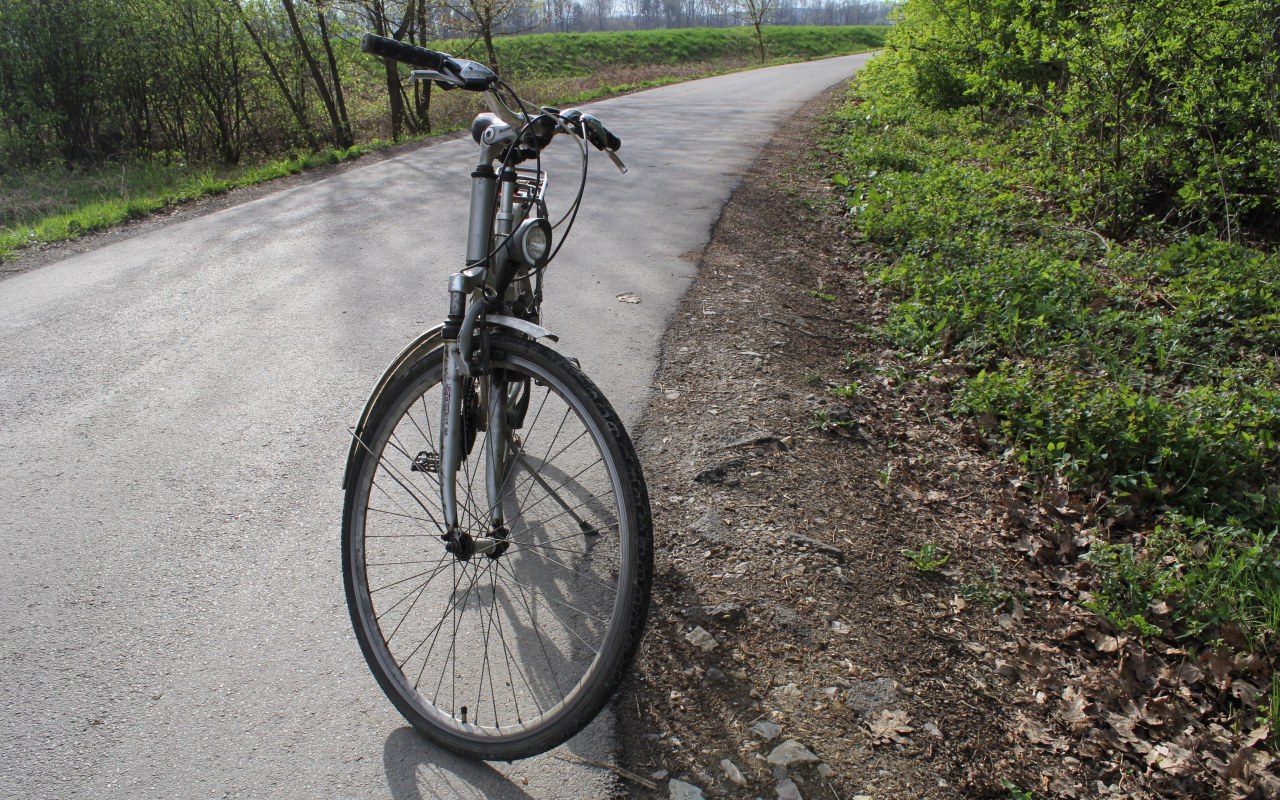 Dzielnicowi pospieszyli z pomocą rowerzyście, który wywrócił się na jezdnię.   