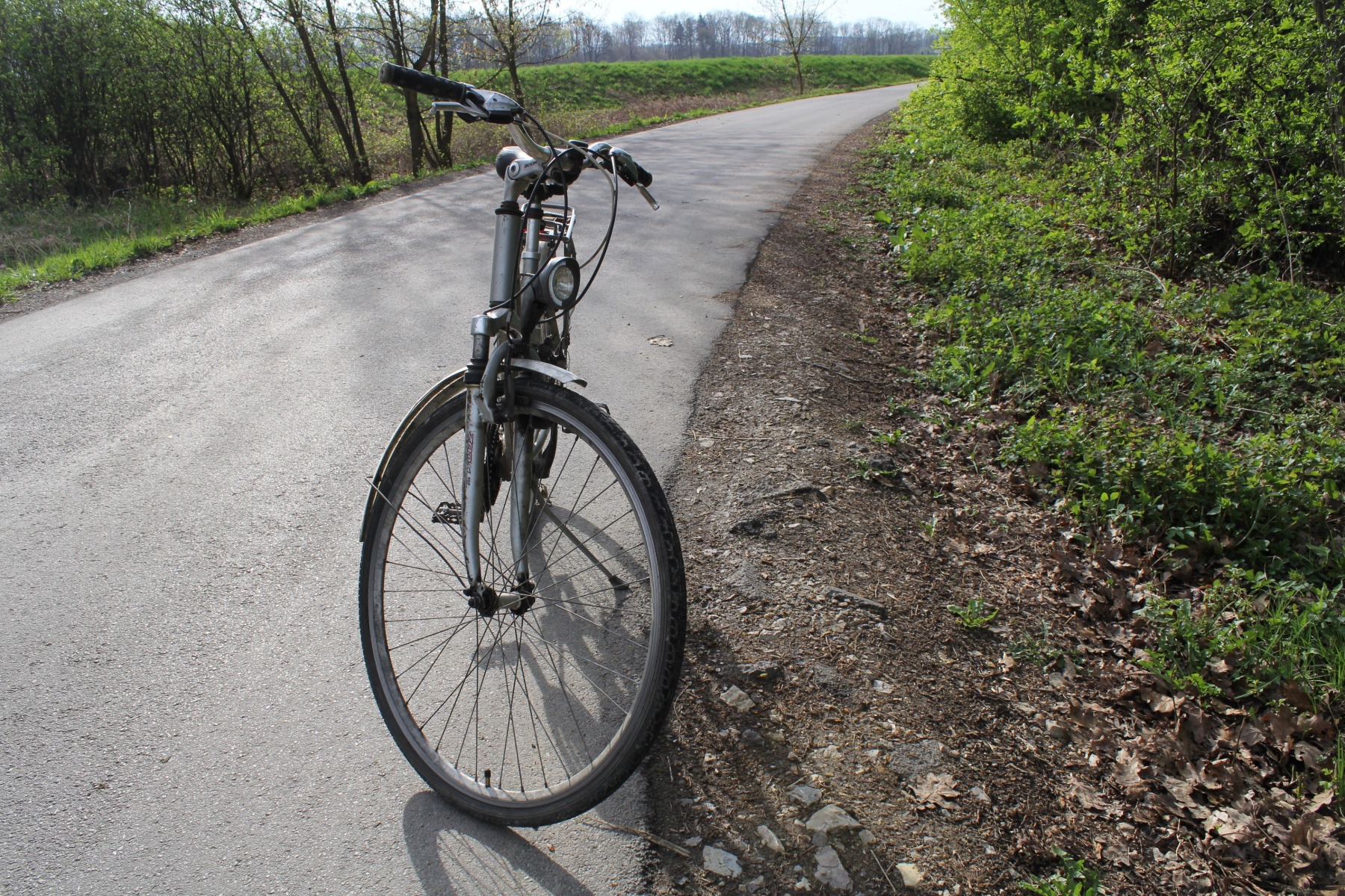 Dzielnicowi pospieszyli z pomocą rowerzyście, który wywrócił się na jezdnię.   
