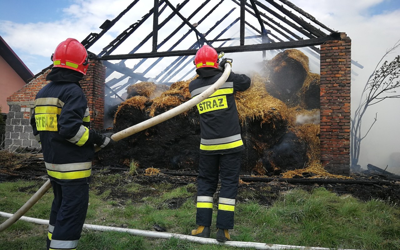 Spłonęła stodoła wypełniona słomą. ZDJĘCIA, FILM!