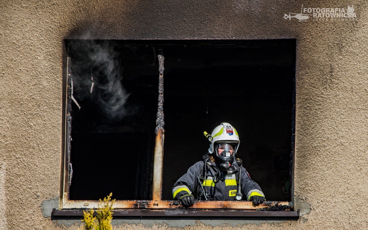 Pożar budynku mieszkalnego w Brzeszczach. Strażacy z OSP Bór, prowadzą zbiórkę dla pogorzelców – ZDJĘCIA