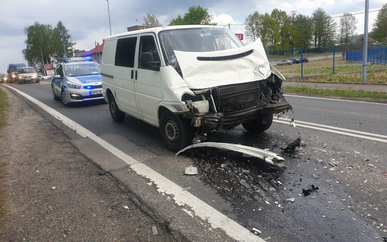 Wypadek w Kętach. Są osoby poszkodowane. Utrudnienia na DK52 – ZDJĘCIA!