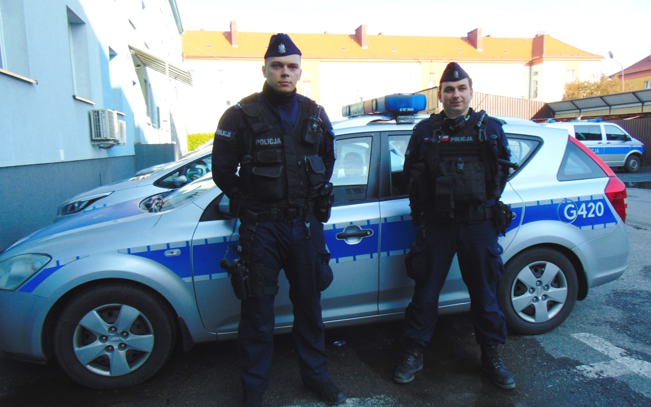 Policjanci ewakuowali mieszkankę i zatrzymali podejrzanego o podpalenie