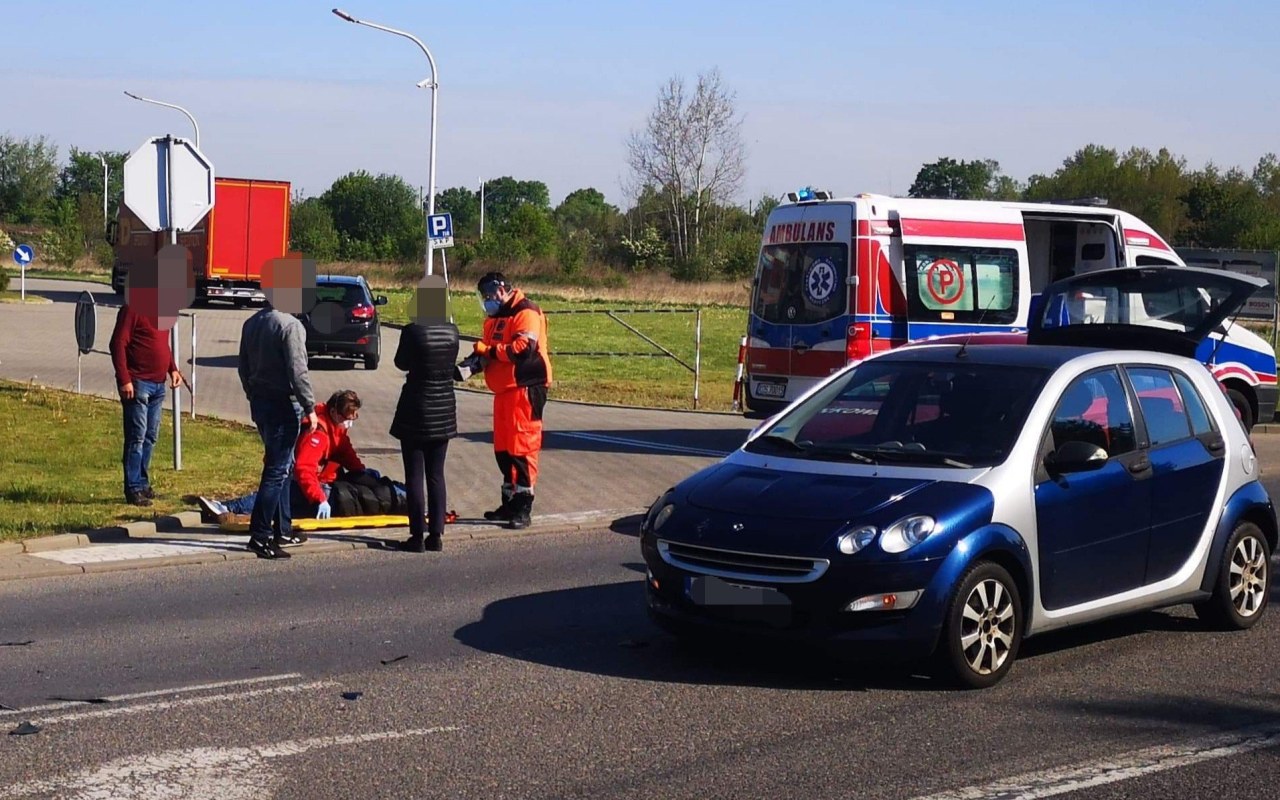 Zderzenie samochodu z motorowerem w Broszkowicach – ZDJĘCIA!