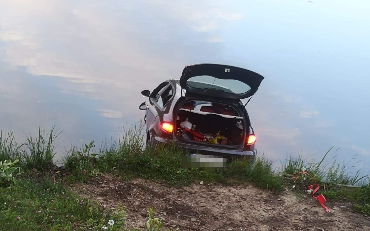 Samochód stoczył się do stawu. Trwa akcja służb ratowniczych – ZDJĘCIA!