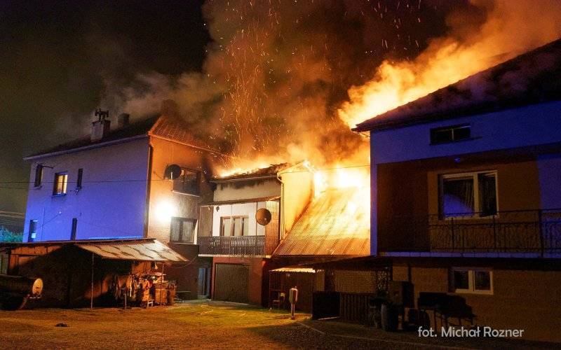 Pożar zabudowań w Bielanach. Rodziny straciły dach nad głową – ZDJĘCIA!