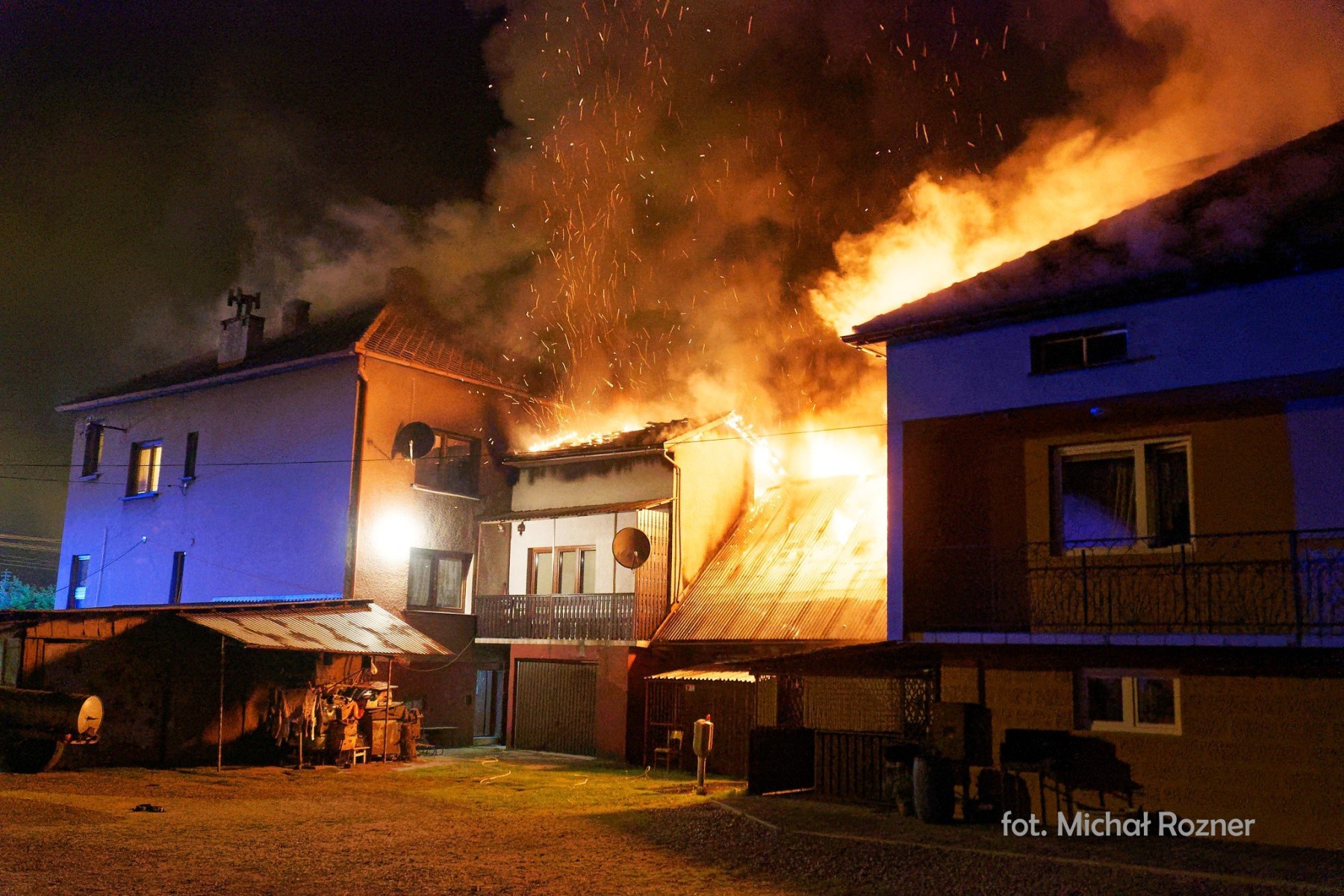 Pożar zabudowań w Bielanach. Rodziny straciły dach nad głową – ZDJĘCIA!