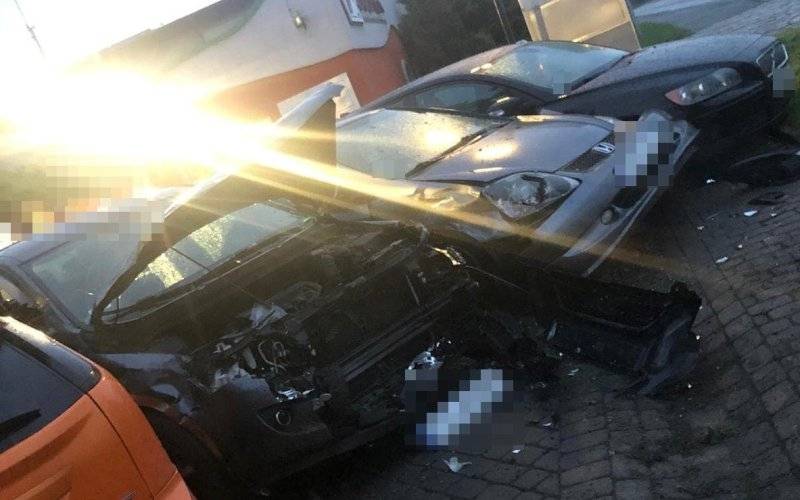 Samochodem wjechał w kilka zaparkowanych pojazdów – ZDJĘCIA!
