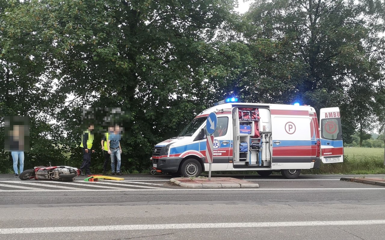 Wypadek z udziałem motorowerzysty. Jeden z pojazdów oddalił się z miejsca wypadku – ZDJĘCIA!