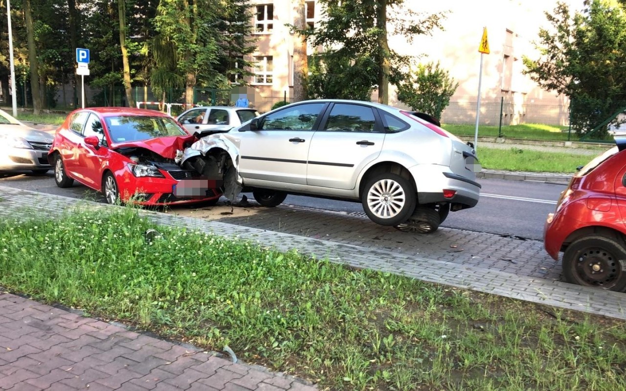 Niebezpieczne zdarzenie w Oświęcimiu. Uszkodzonych sześć pojazdów – ZDJĘCIA!