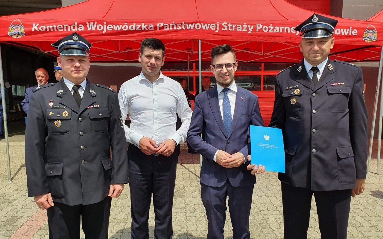 Strażacy z Włosienicy i Zasola z promesami na nowe samochody ratowniczo-gaśnicze