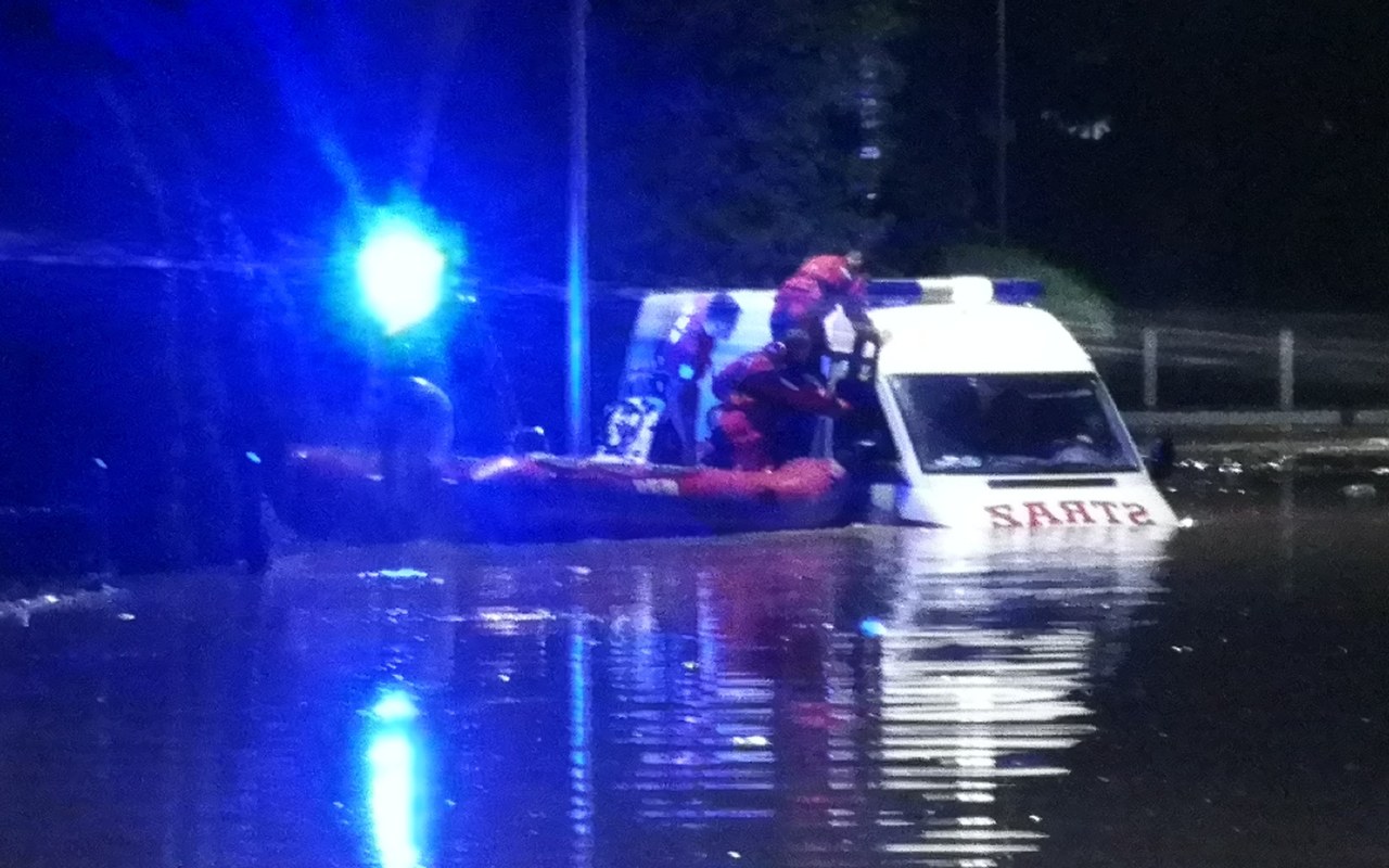 Ratownicy z powiatu oświecimskiego ewakuowali osoby z wozu strażackiego, którego porwał nurt rzeki