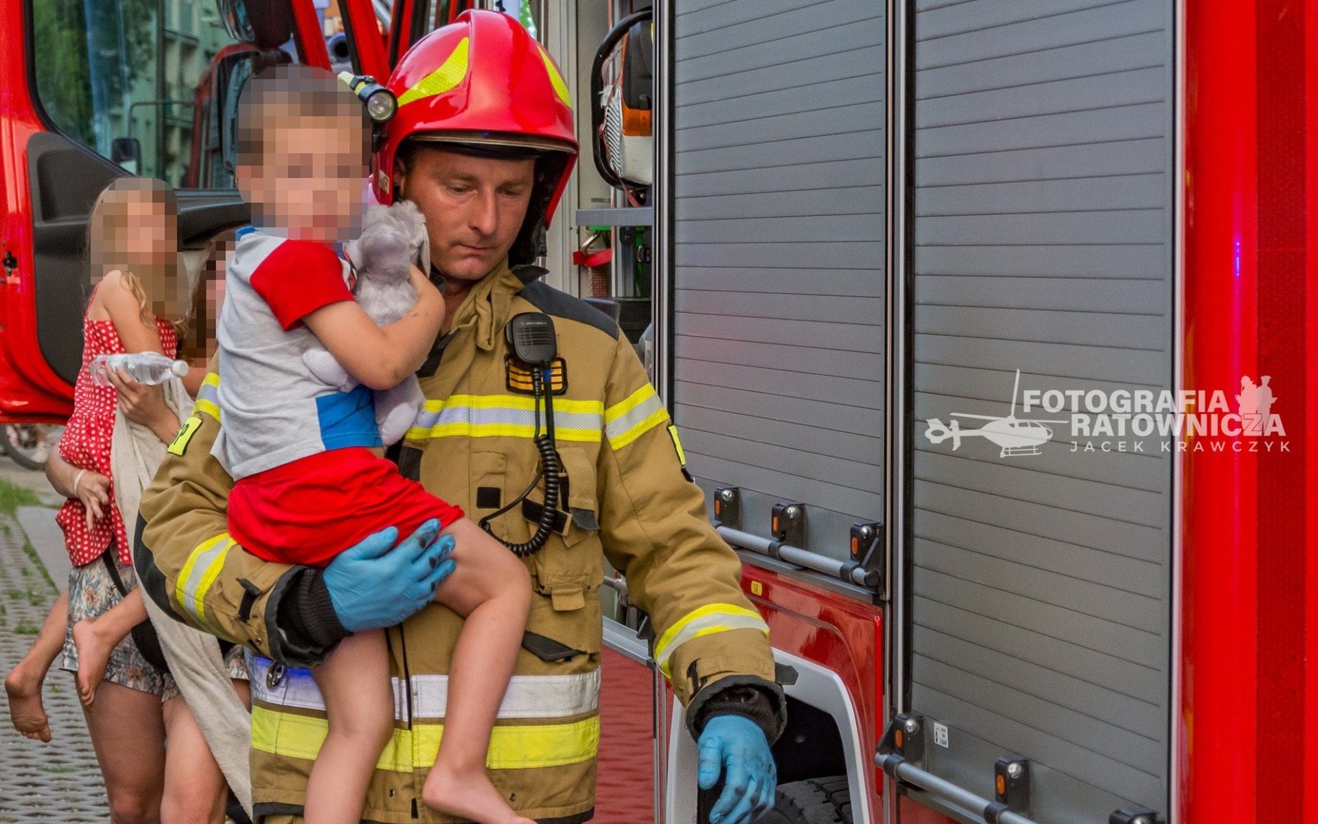 Wczorajszy pożar mieszkania w Chełmku. Ewakuowano kilkanaście osób z budynku. FILM, ZDJĘCIA!