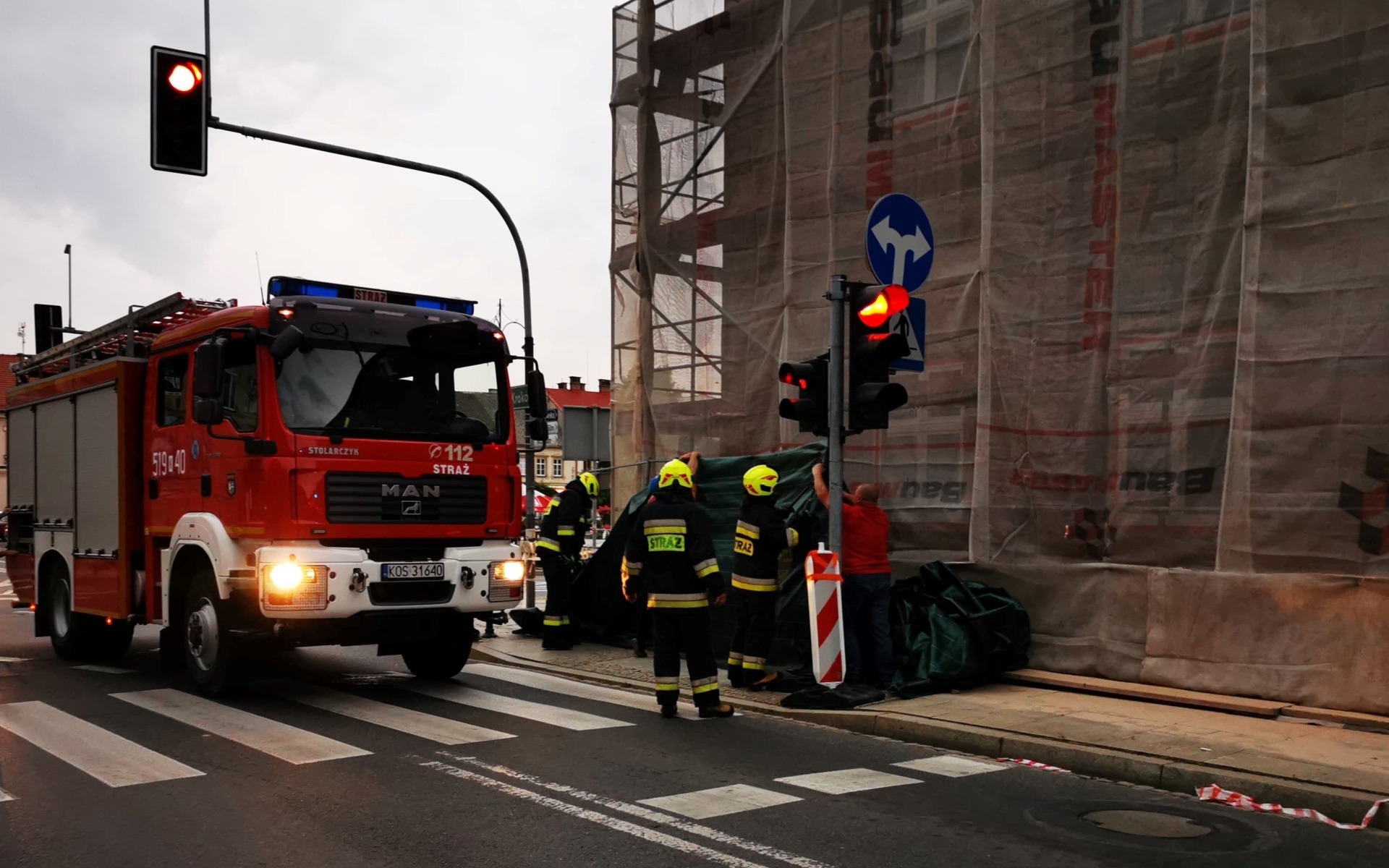 Niebezpieczna sytuacja w Kętach. Ogrodzenie runęło na samochody