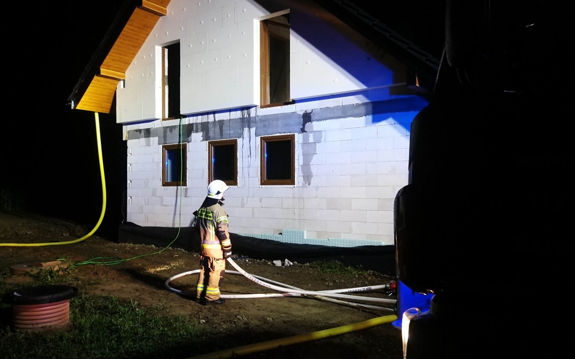 Pożar budynku od uderzenia pioruna – ZDJĘCIA!