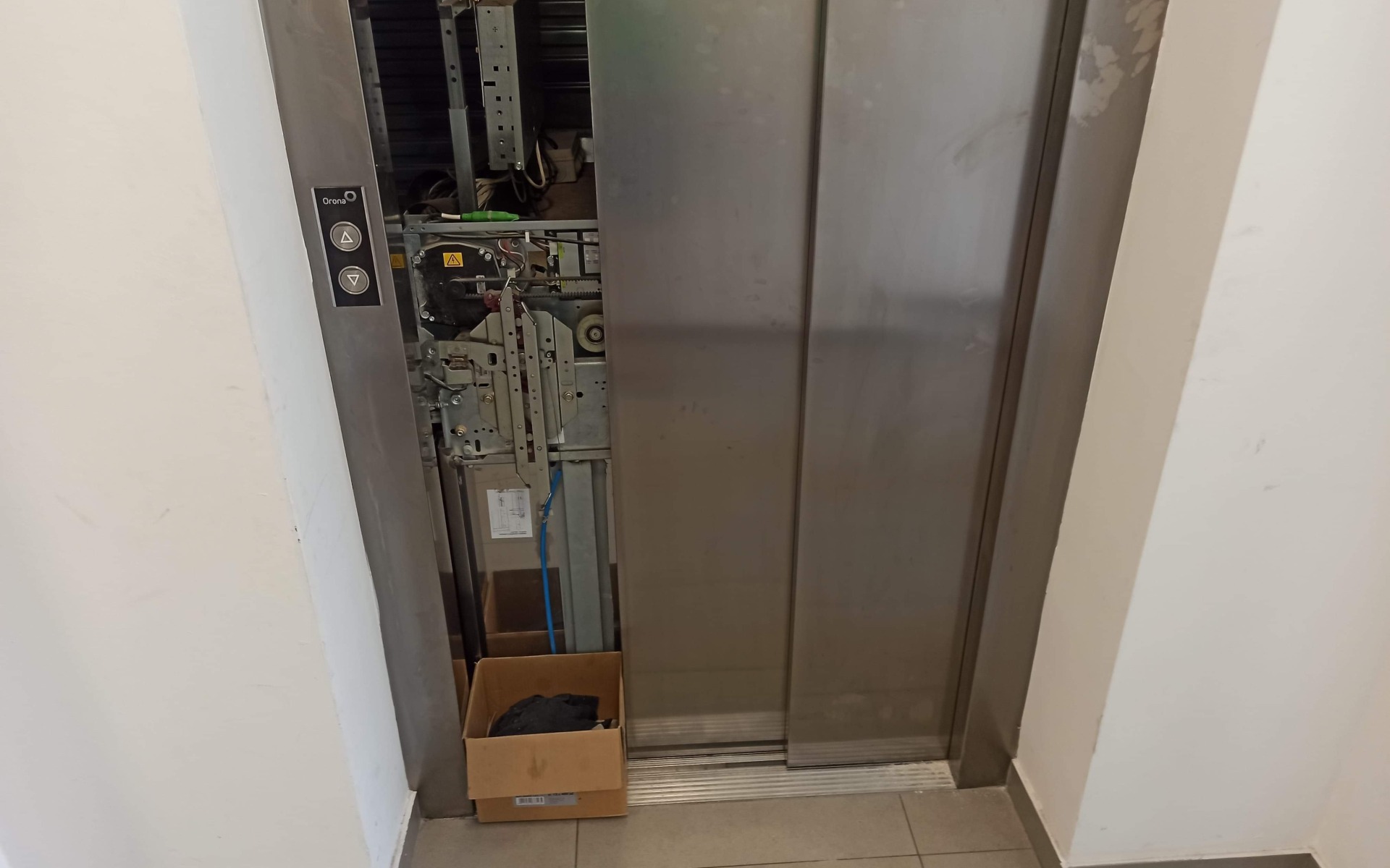 Strażacy ratowali osoby uwięzione w windzie – ZDJĘCIA!