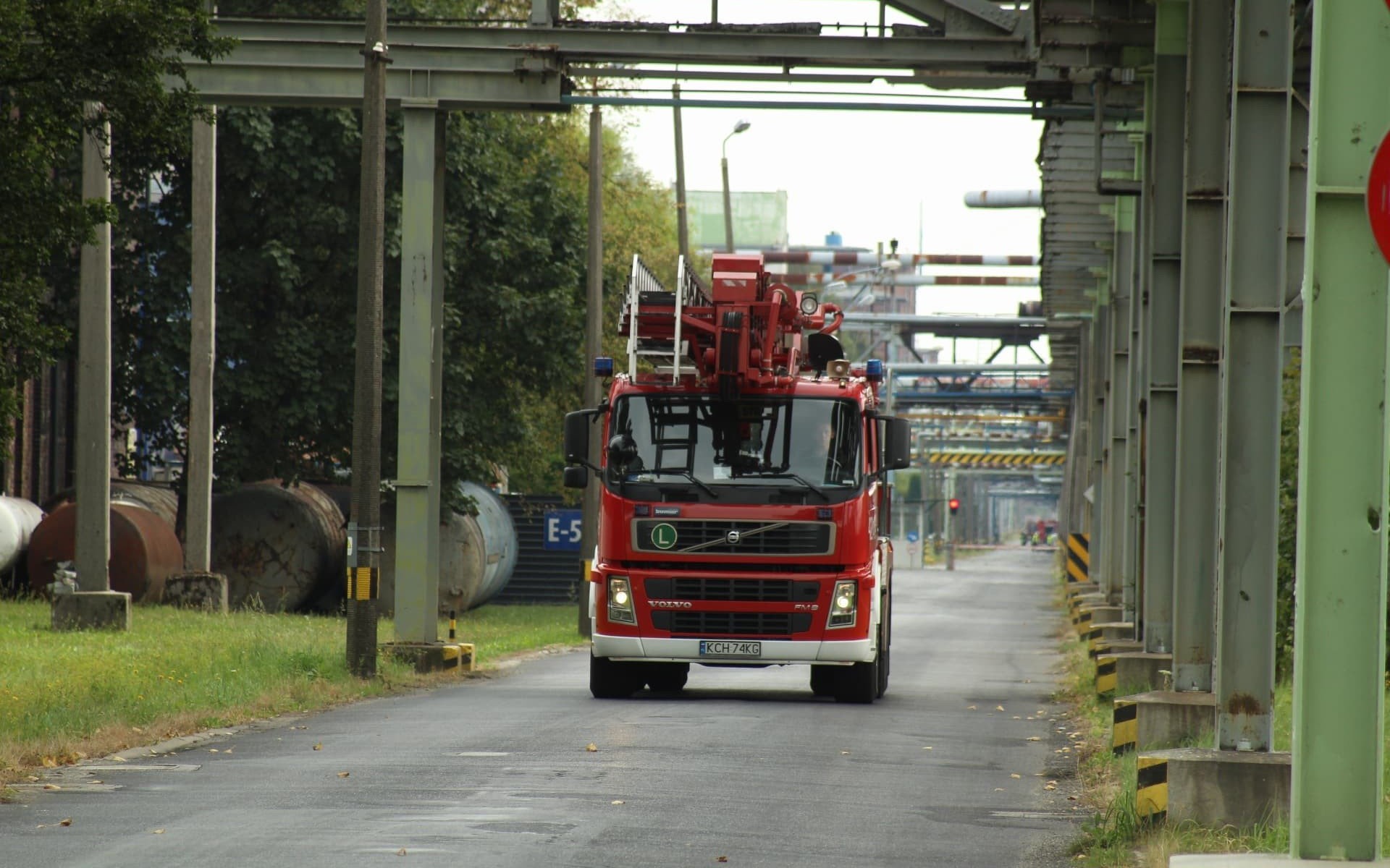 Spaleniu uległ ciąg wentylacyjny oraz poszycie dachu w hali na terenie firmy Synthos – ZDJĘCIA!