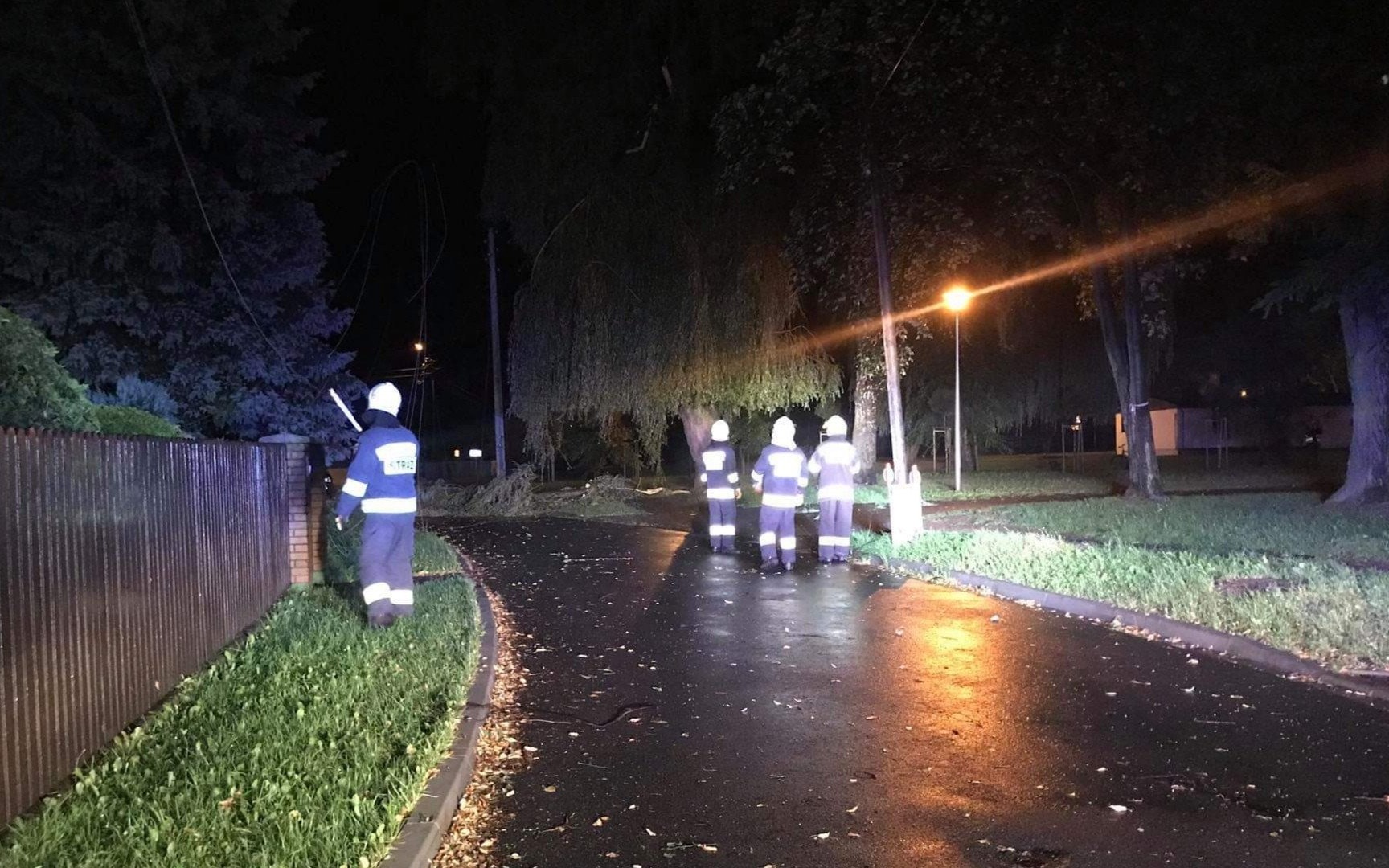 Zerwane linie energetyczne, połamane drzewa. Poważne utrudnienia w ruchu – ZDJĘCIA!