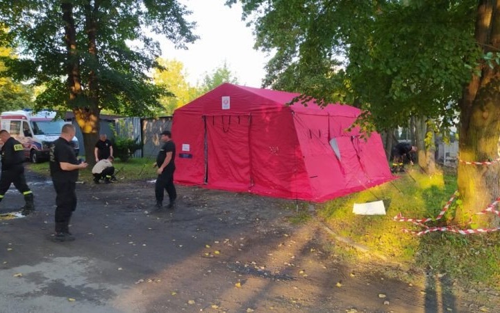 Punkt wymazowy na terenie Szpitala Powiatowego w Oświęcimiu w strażackim namiocie