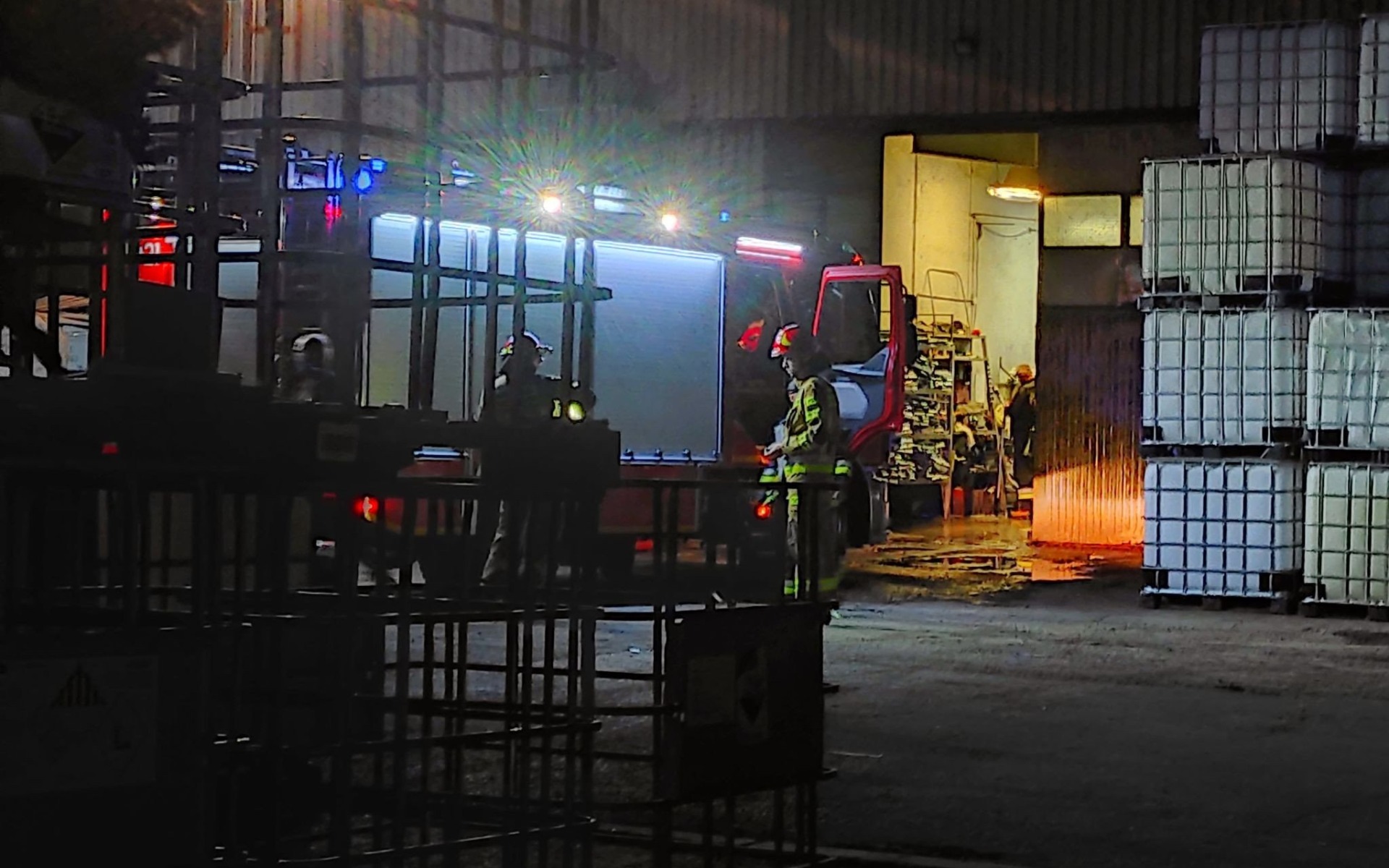 Zagrożenie chemiczne w Brzeszczach- na miejscu pracuje m.in. Grupa Ratownictwa Chemiczno-Ekologicznego. ZDJĘCIA!