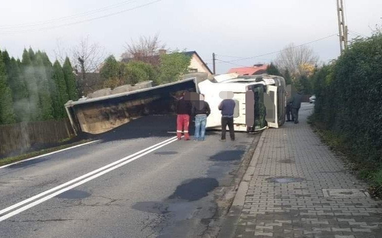 Zablokowana DW781 w Podolszu, gdzie doszło do zdarzenia drogowego – ZDJĘCIA!