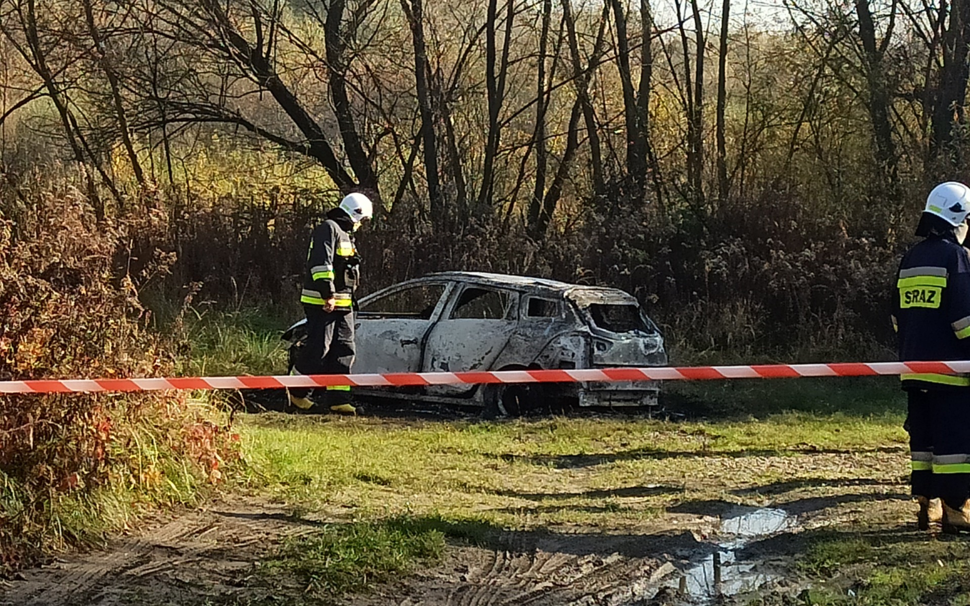 Zwęglone ciało w spalonym samochodzie. Makabryczne odkrycie w Podolszu – ZDJĘCIA!