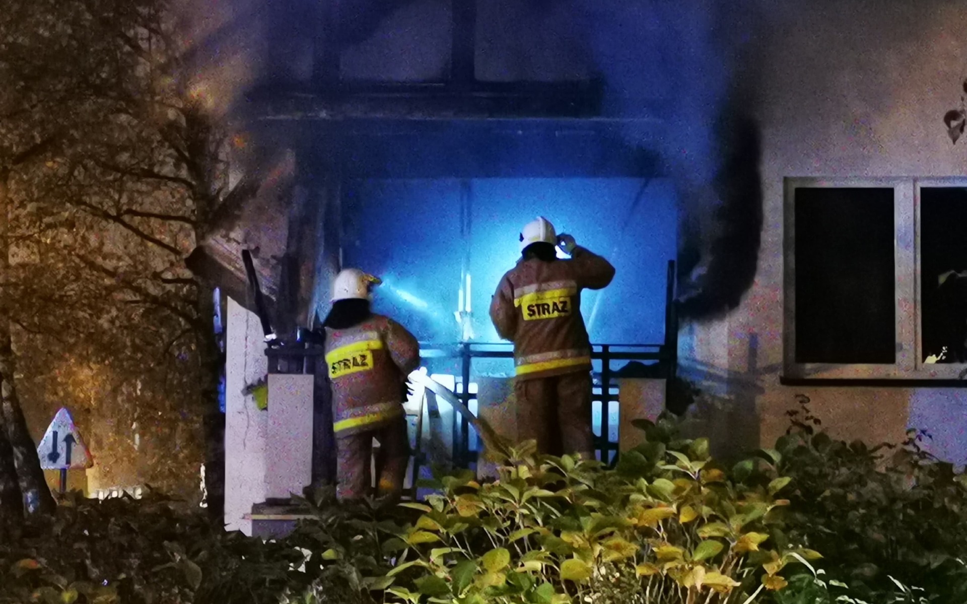Pożar mieszkania w Kętach. Jedna osoba nie żyje a jedna jest poszkodowana – ZDJĘCIA, FILM!