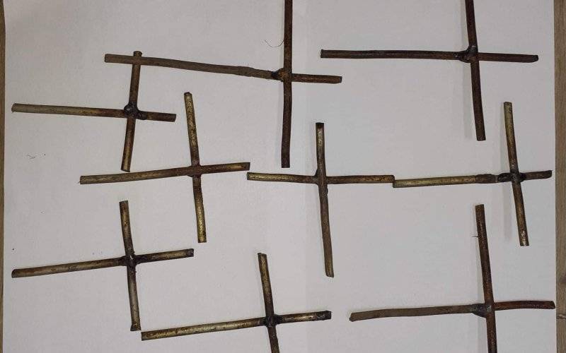 Specjalnie przygotowane i umieszczone w ziemi pręty miały doprowadzić do zranienia osób – ZDJĘCIA!