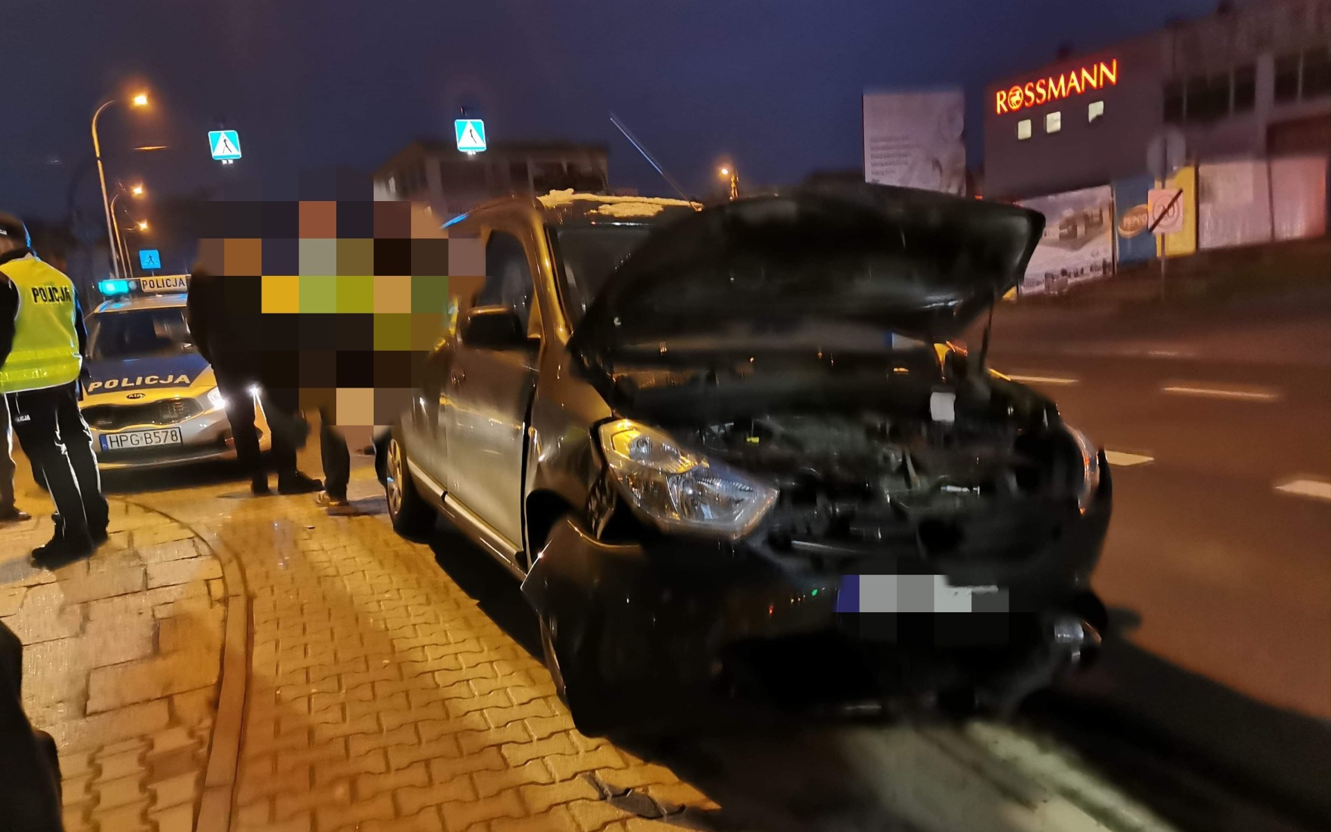 Jedna osoba odniosła obrażenia w wyniku zdarzenia drogowego w Chełmku – ZDJĘCIA!