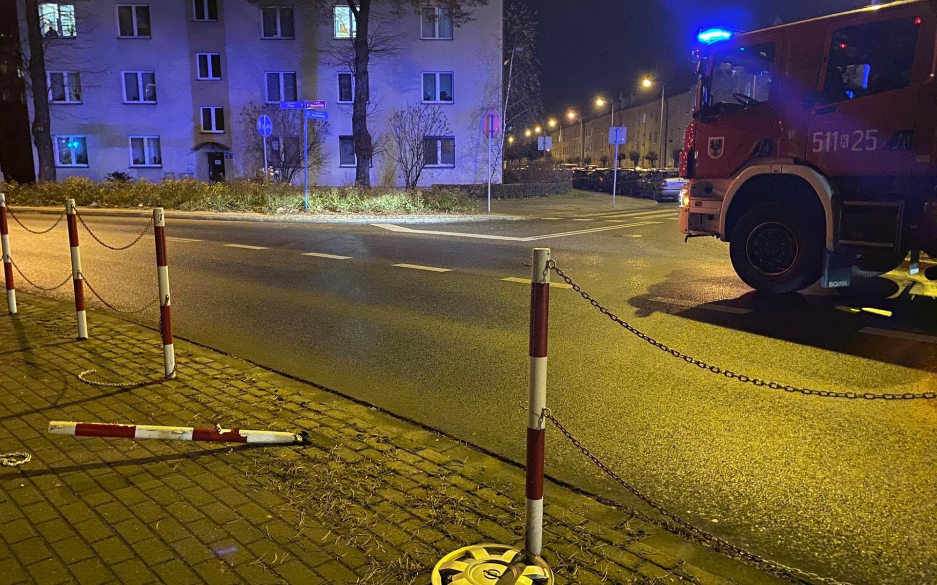 Pijany z zakazem uszkodził barierę i wjechał na chodnik