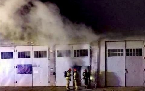 Pożar budynku w Oświęcimiu. W wyniku pożaru uszkodzonych zostało kilka samochodów