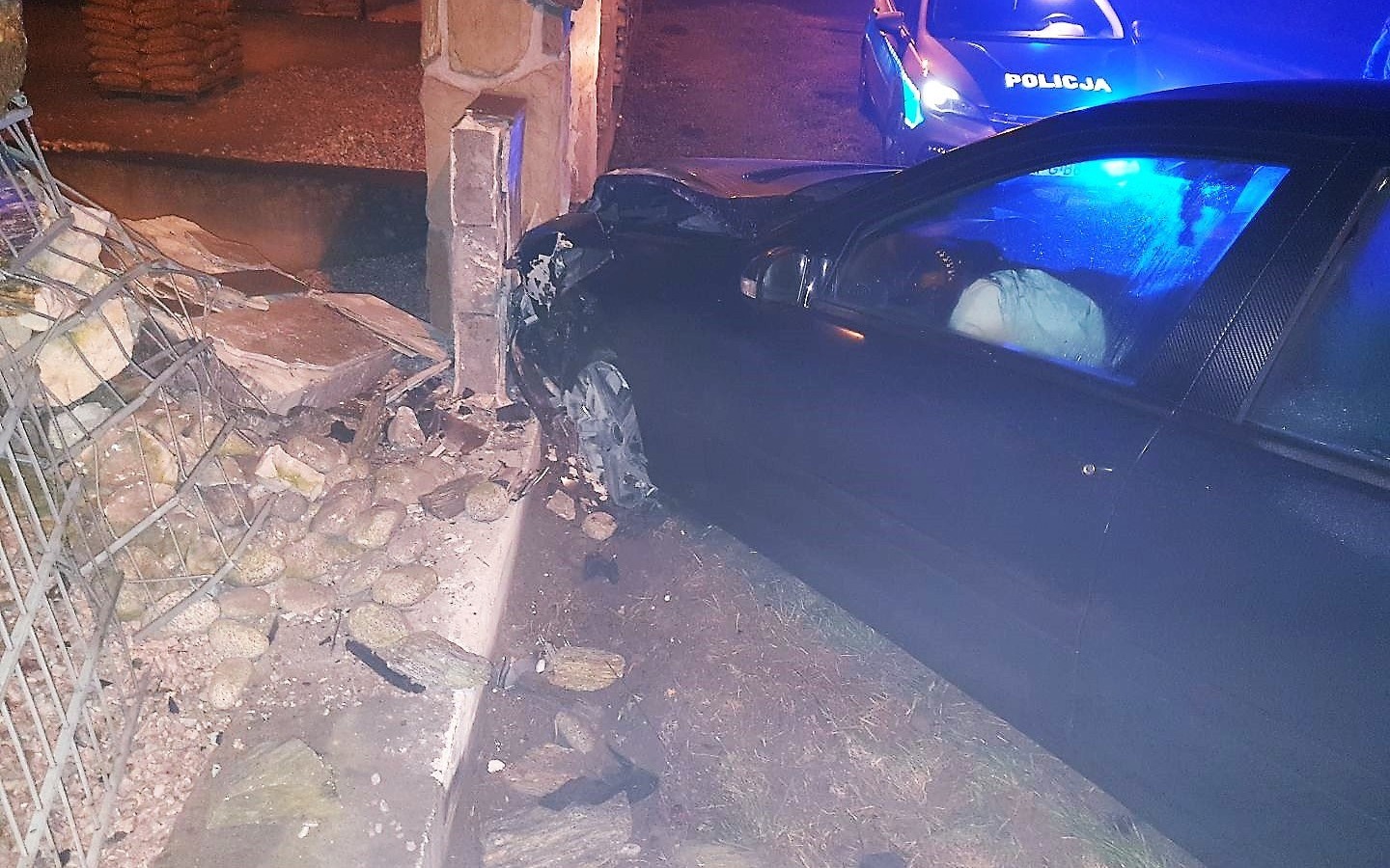 Seria kolizji drogowych. Policjanci apelują do kierowców:  Zwolnij i zmień styl jazdy na zimowy.