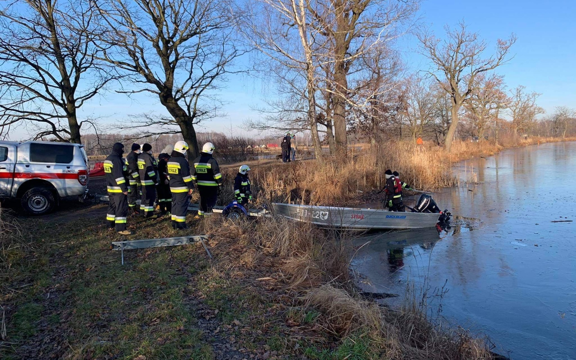 Przymarznięte łabędzie na stawie. W akcji strażacy OSP i JRG – ZDJĘCIA!